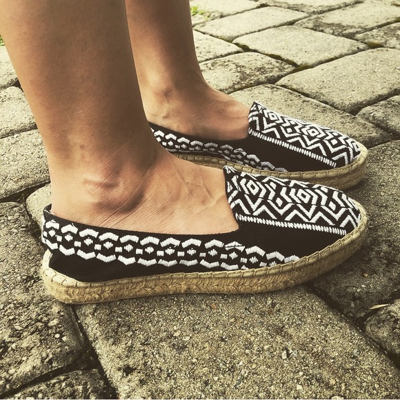 ✂️SOLD✂️ Tribal Print Espadrilles - Picture 2 of 8